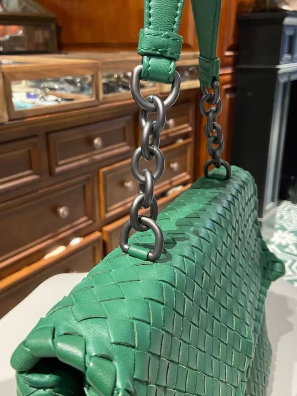 N16 Slightly Used Bottega Veneta Green Woven Leather Shoulder Chain Bag - Picture 9 of 14